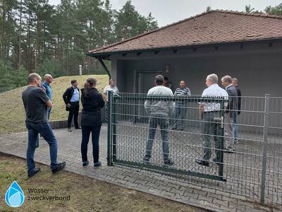 Vor dem Hochbehälter in Untermembach informierte der Betriebsleiter über dessen Historie, den aktuellen baulichen Zustand sowie die technischen Gegebenheiten und die unterschiedlichen Betriebssituationen im Tagesgeschäft.